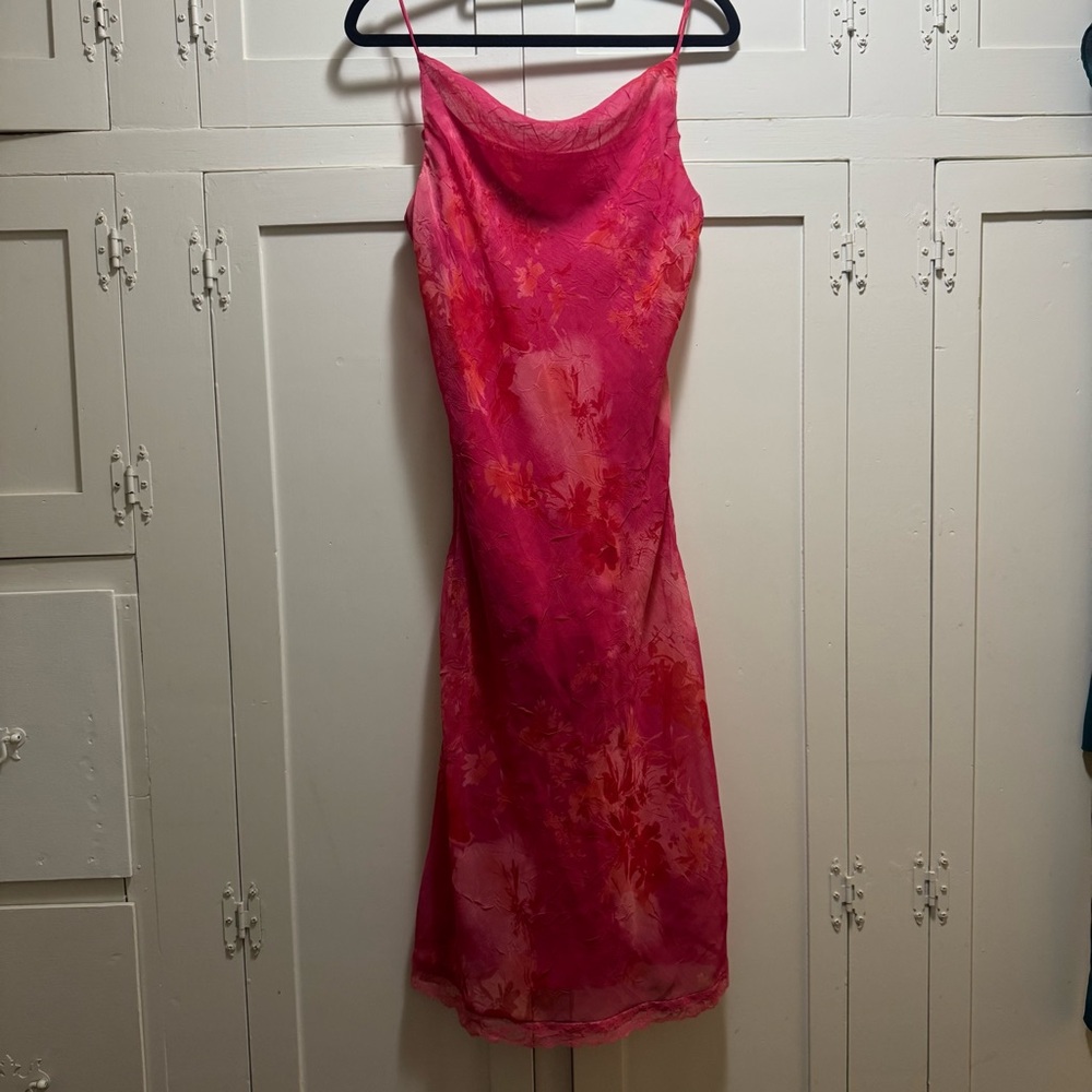 Chic Floral Midi Dress in Vibrant Pink